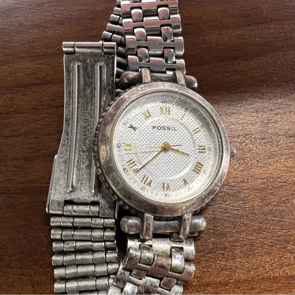 Vintage Fossil Watch Silver Toned White Face Roman Numeral Gold Colored Details‎